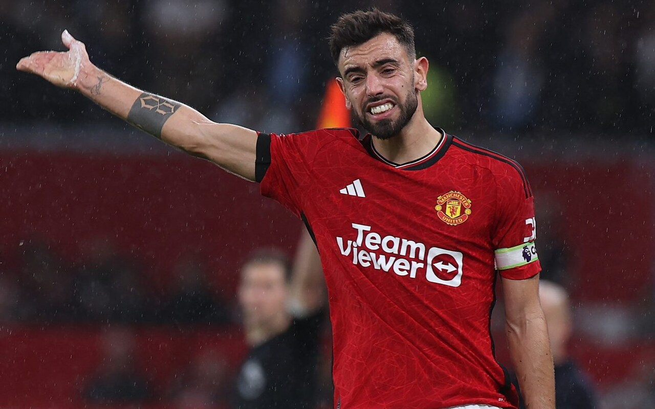 Bóng đá Anh - Man United nên tước băng thủ quân của Bruno Fernandes