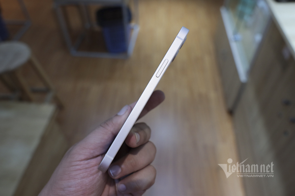 Cận cảnh iPhone 12 vừa về đến Việt Nam, rẻ nhất 23 triệu đồng