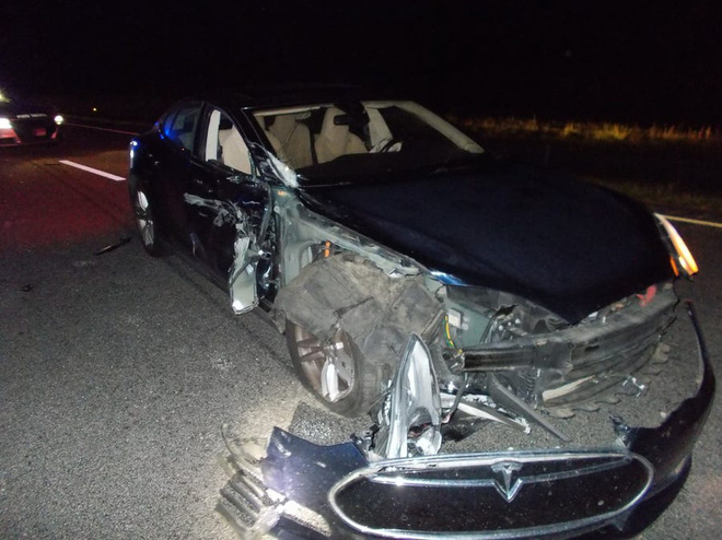 Xe Tesla đâm vào xe cảnh sát ở chế độ tự lái - Ảnh 1.