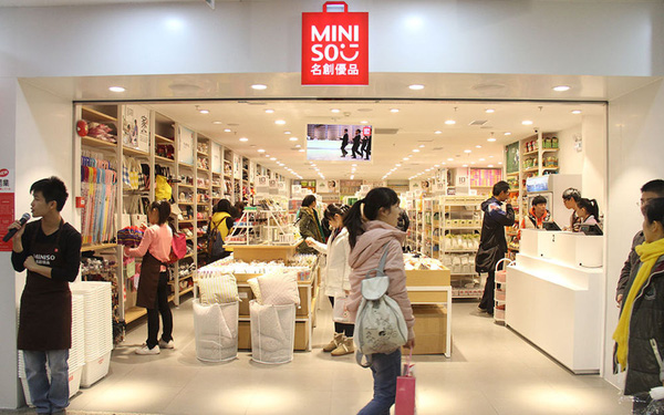  Bán đồ Nhật nhái’ giá bèo, 7 năm chưa hề có lãi, điều gì khiến Miniso nổi lên như một thế lực toàn cầu, tăng trưởng vượt cả Uniqlo và Muji? - Ảnh 1.